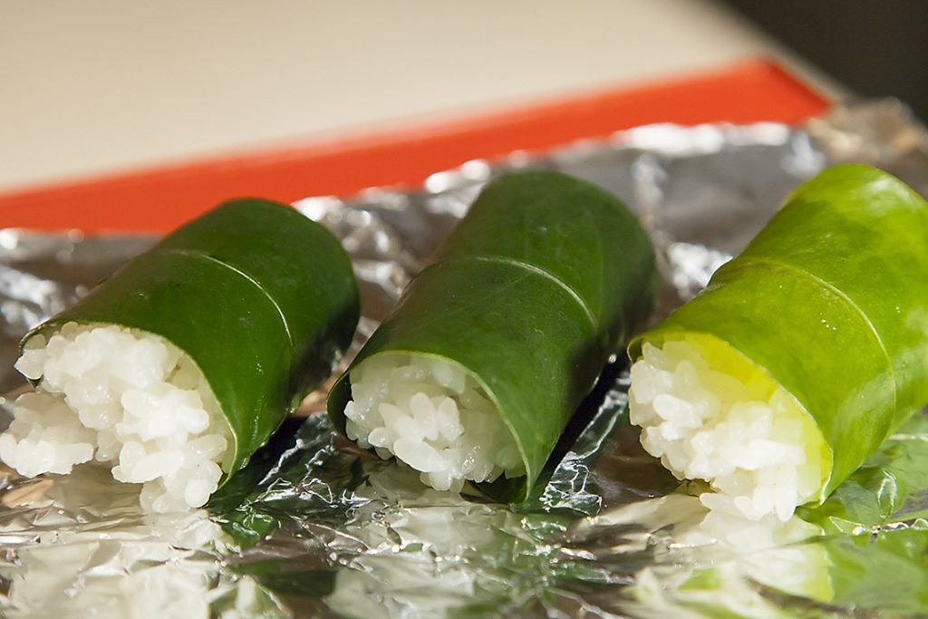 寿し飯にみかんの葉を巻いて